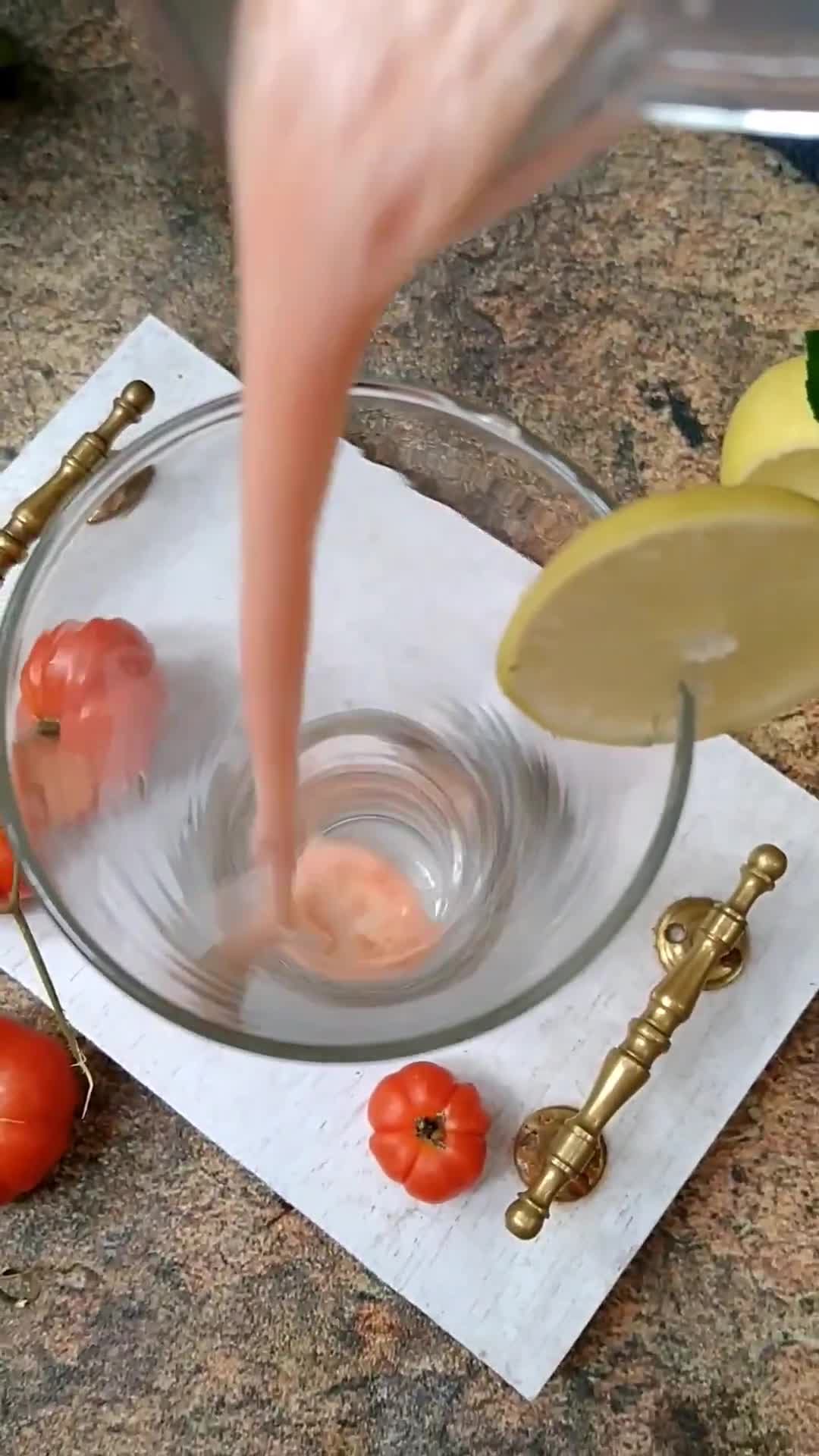 Foto langkah ke 3 dari resep Jus Tomat Lemon.