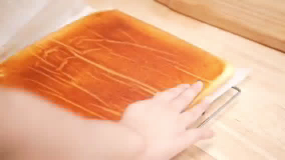 Foto langkah ke 7 dari resep Japanese Fruit Roll Cake / Bolu Gulung Isi Buah.