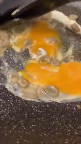 Foto del paso 2 de la receta: Revuelto de habitas, ajos tiernos y virutas de jamón