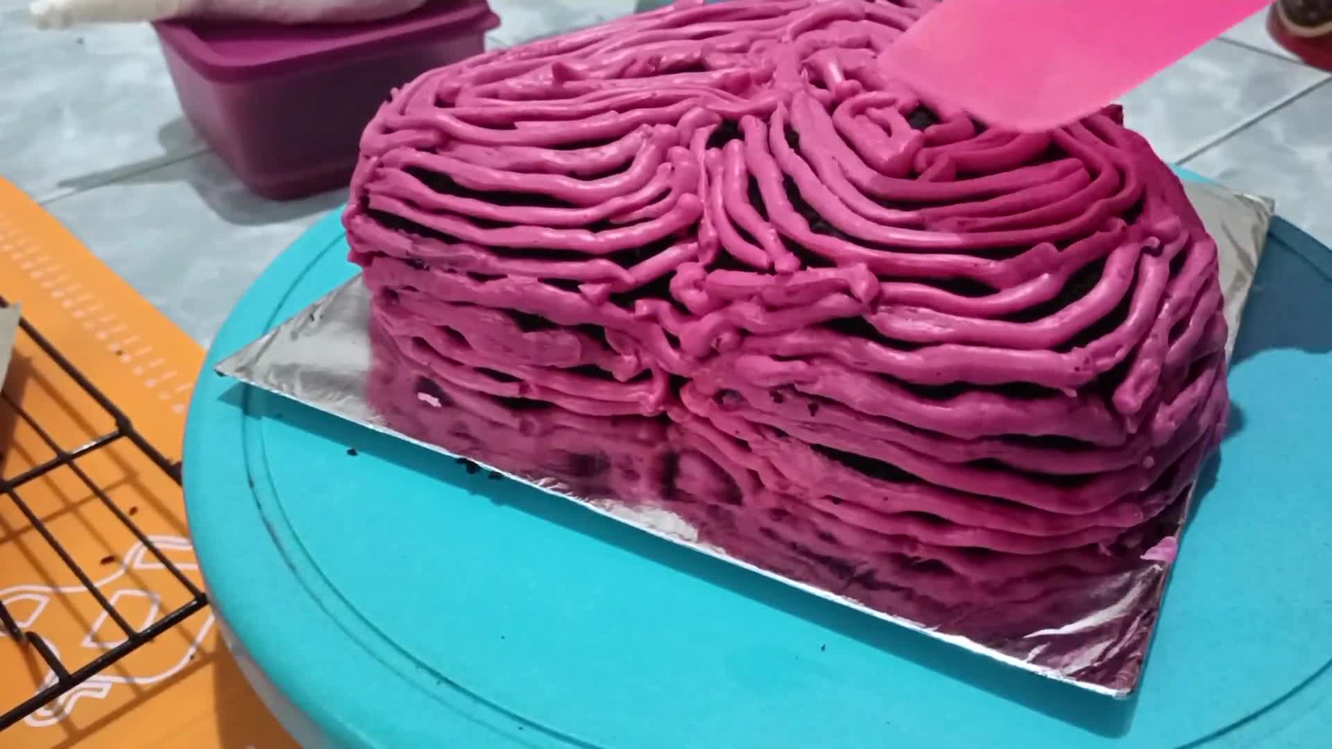 Foto langkah ke 5 dari resep Cake Ultah bentuk love.