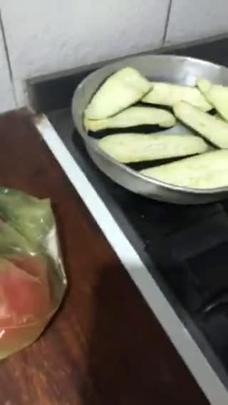 Foto del paso 1 de la receta: Milanesas de berenjena 🍆 a la napo