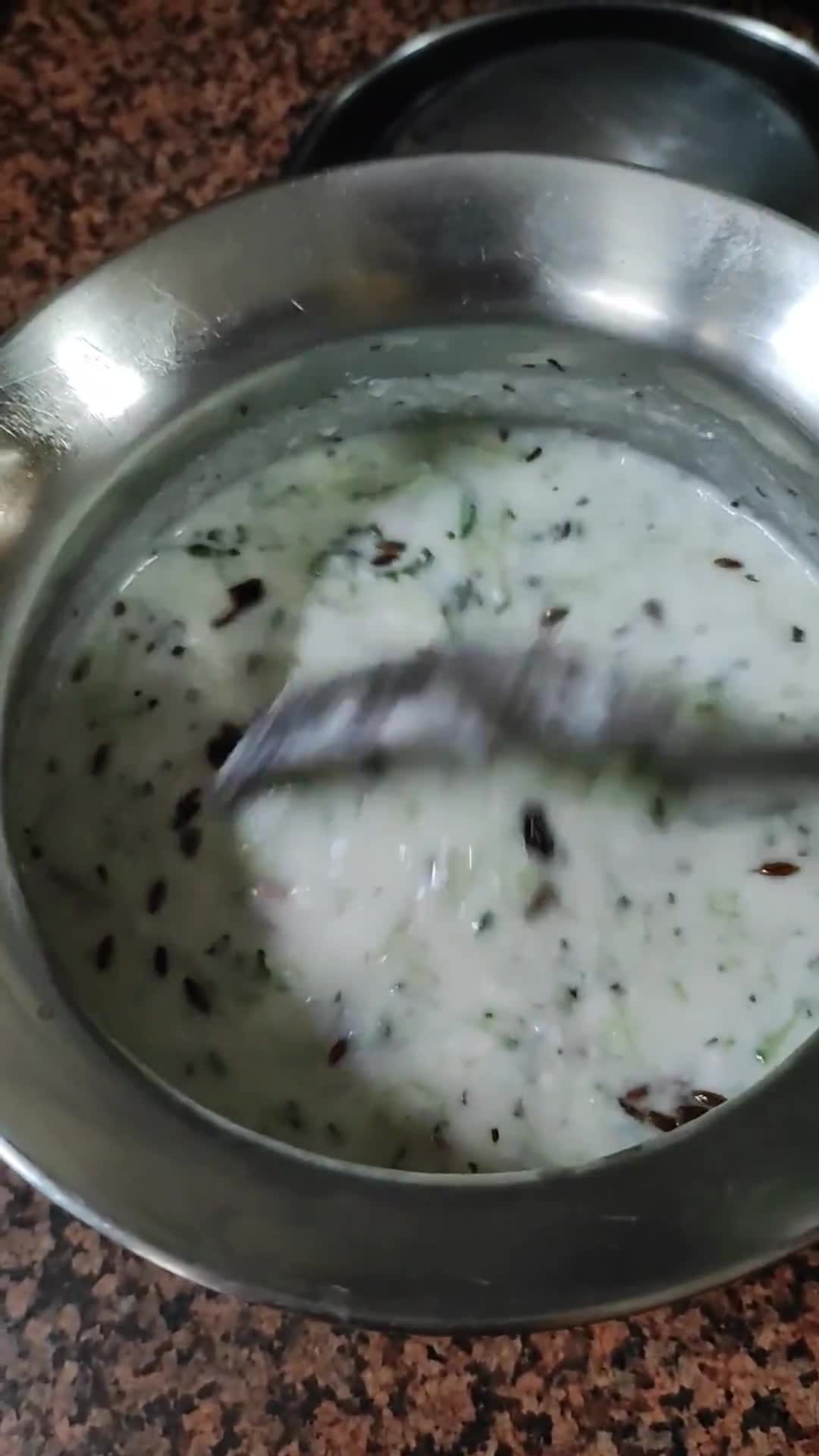खीरा टमाटर रायता (Cucumber Tomato Raita Recipe in Hindi) रेसिपी चरण 3 फोटो