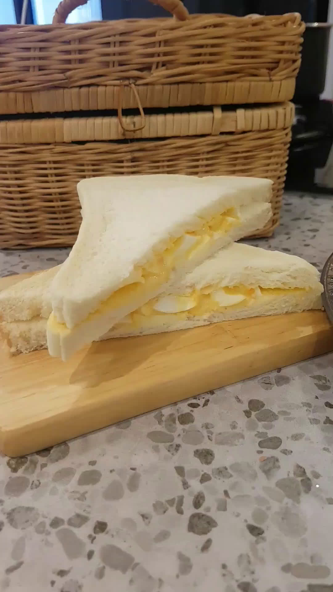 Foto langkah ke 8 dari resep Egg Mayo Sandwich.