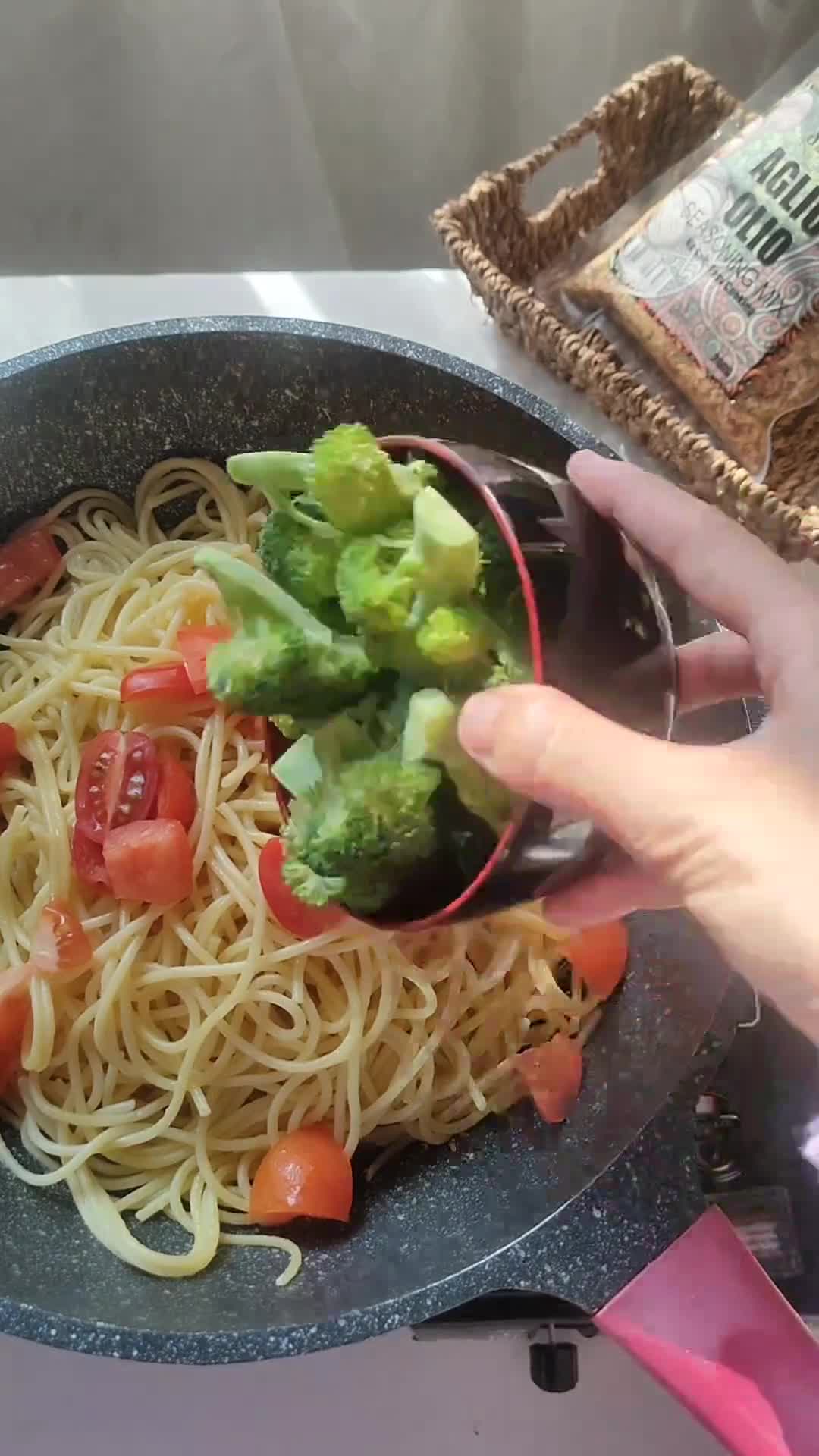 Gambar langkah 6 resipi Pasta Aglio Olio.