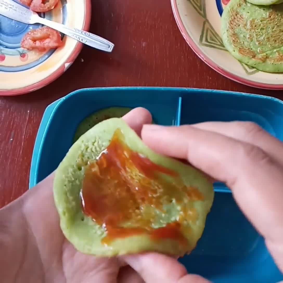 Foto langkah ke 2 dari resep Rice Green Sandwich Pancake.