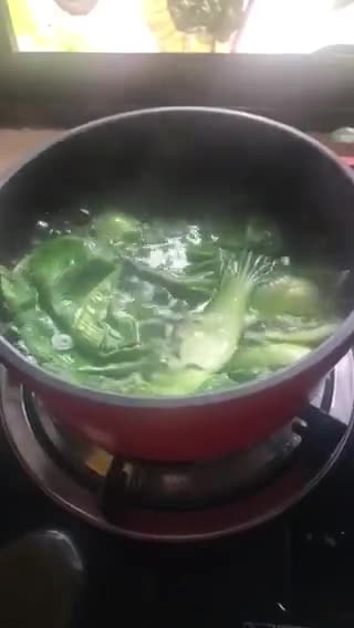 Gambar langkah 3 resipi Sup Pak Choy Telur.