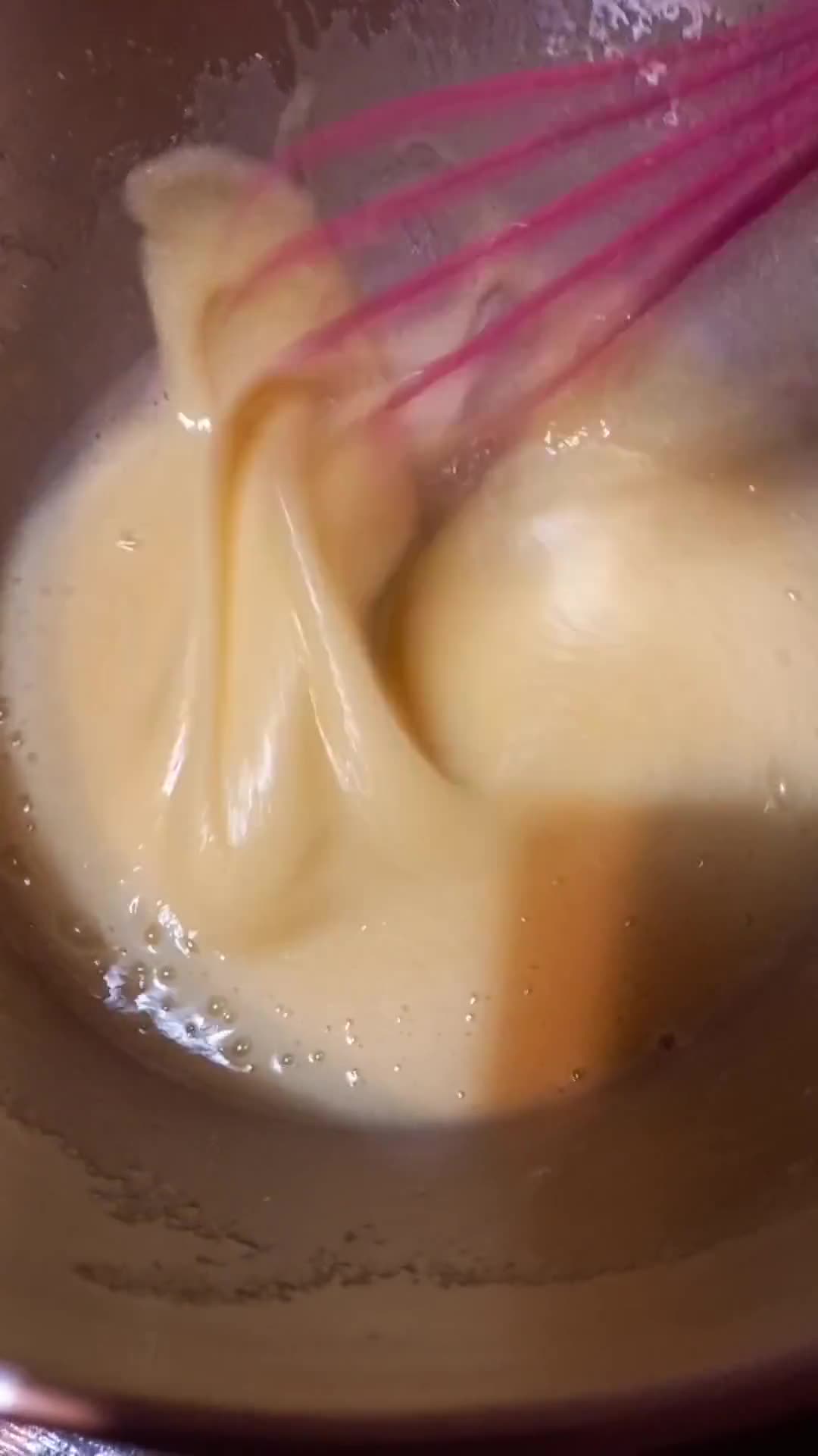 Foto del paso 1 de la receta: Bizcochuelo de Limón🍋 con Dulce de Leche🍯💞
