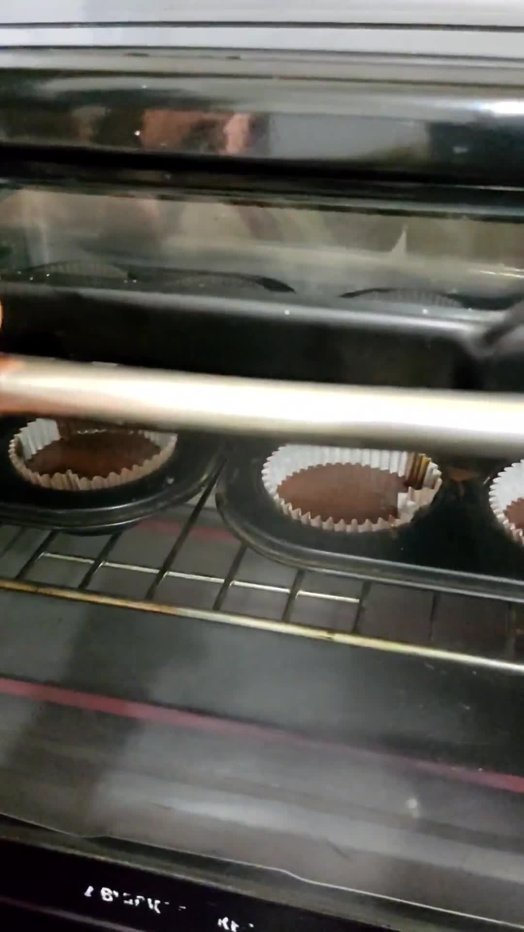 A picture of step 5 of Buttercream Chocolate Cupcakes.