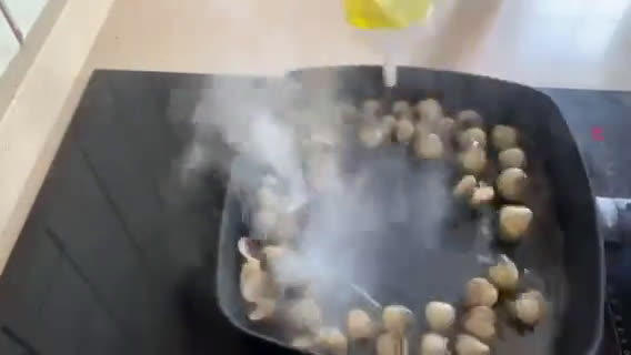 Foto del paso 2 de la receta: Berberechos a la plancha con sal marina y pimienta