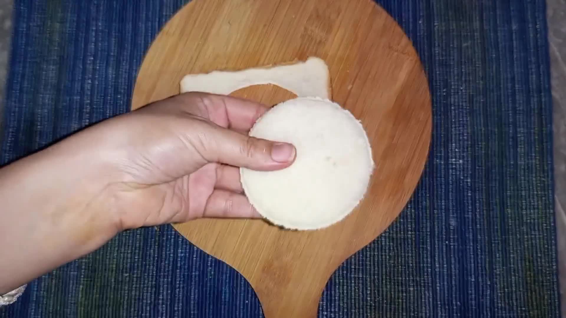 A picture of step 4 of Bread Pockets 🤤🥙.