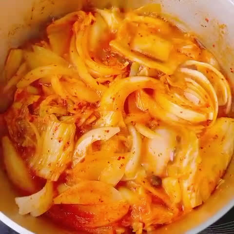 Hình bước làm 2 của món Canh kim chi cá ngừ ngâm dầu (Chamchi kimchi jjigae)