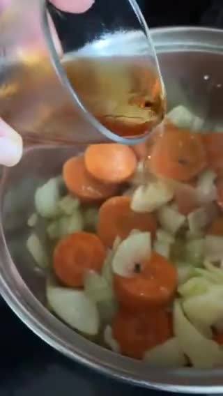 Foto del paso 2 de la receta: Codillo de cerdo con salsa de verduras y patatas asadas