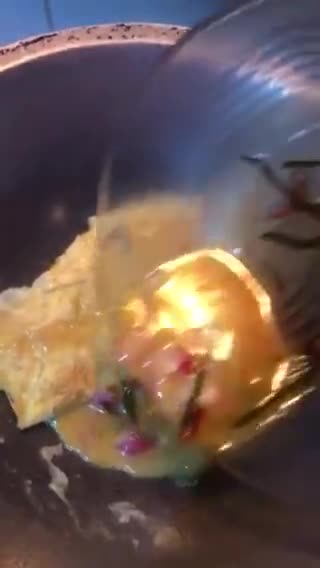 Foto langkah ke 4 dari resep Telur Dadar Daun Jeruk.