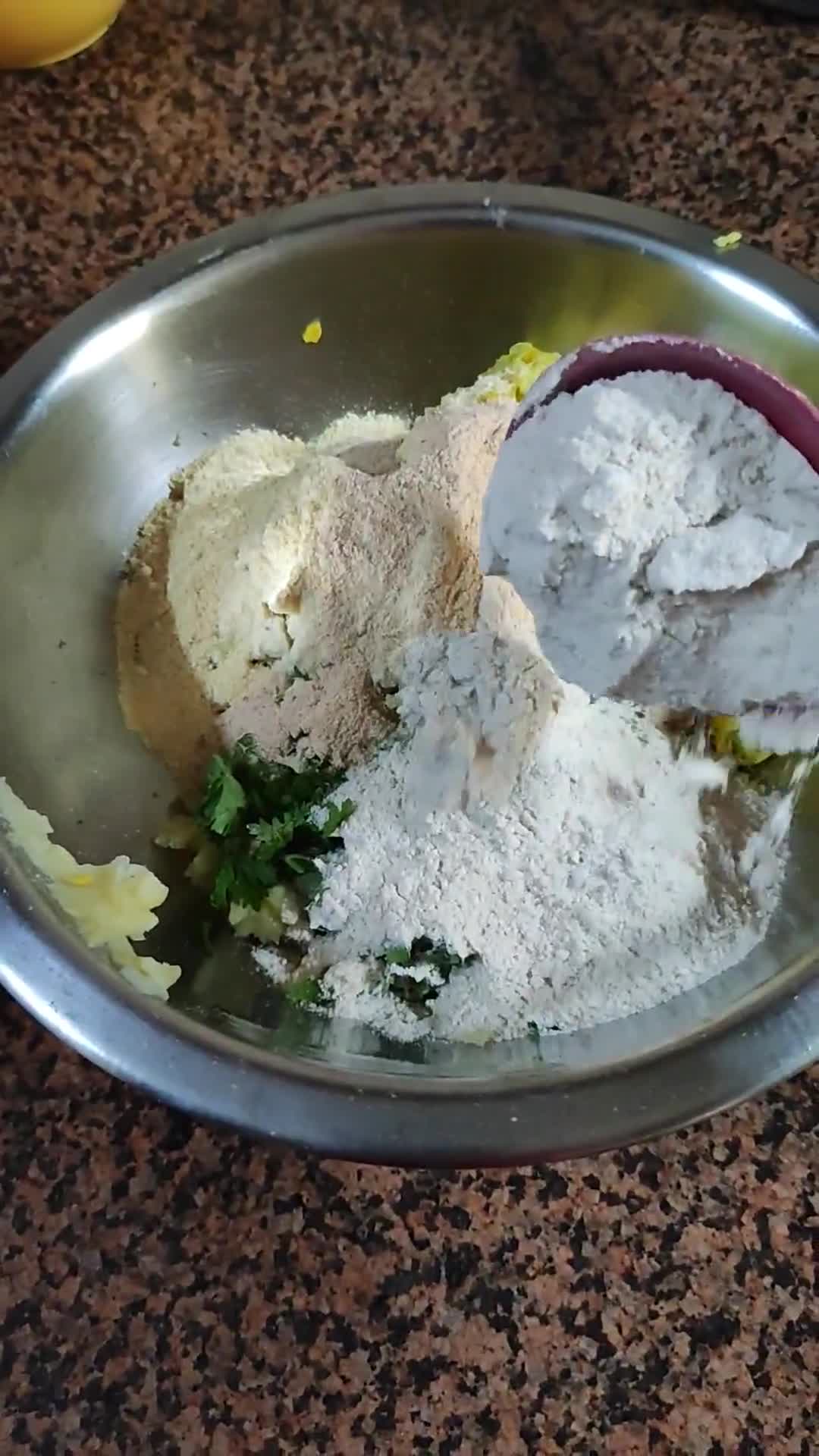 आलू कॉर्न पराठा (Aloo corn paratha recipe in hindi) रेसिपी चरण 2 फोटो