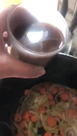 Foto del paso 6 de la receta: Muslos de pollo en salsa con cerveza 🍺