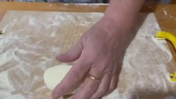 Foto del passaggio 2 della ricetta Gnocchi di ricotta della mamma: ricetta base 🏳️‍🌈