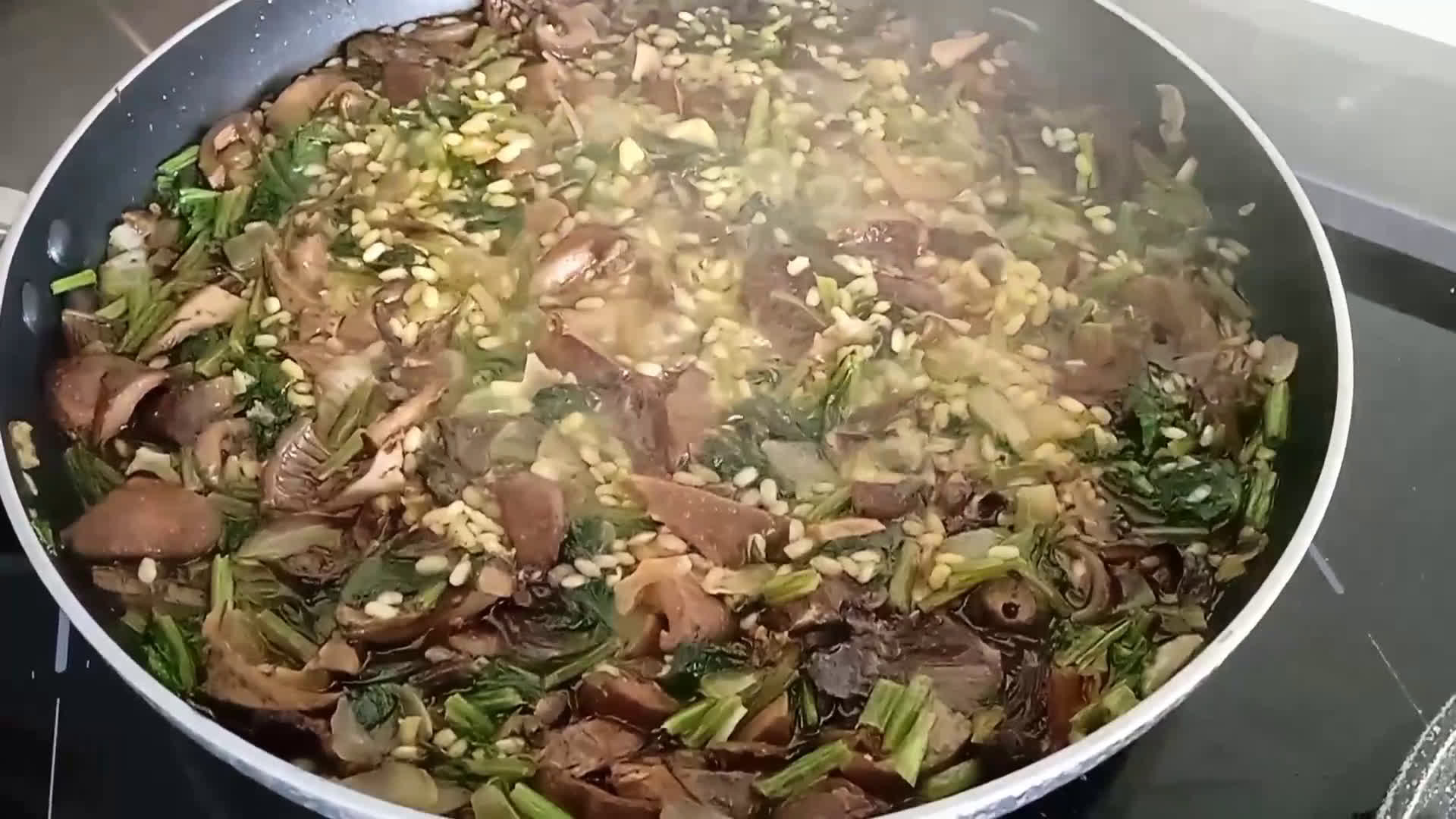 Foto del paso 8 de la receta: Paella de robellones, espinacas y solomillo