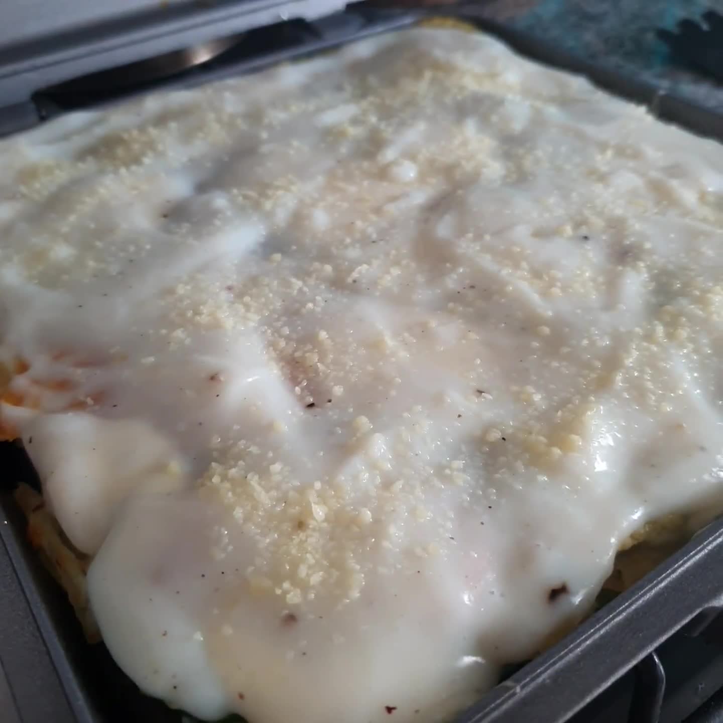 Foto del paso 2 de la receta: Tortilla de vegetales con salsa blanca🧅🌽🌿🥕🥔 🍽 🍳