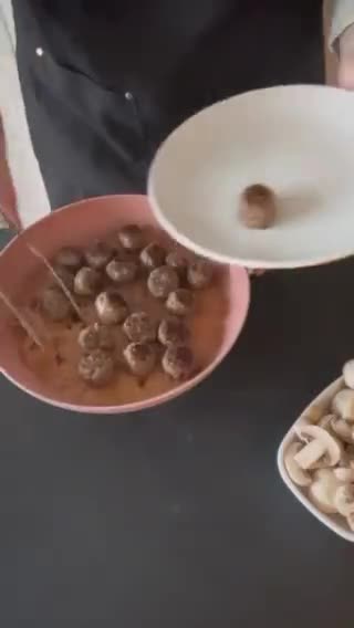 صورة لخطوة 2 من وصفة كرات اللحم مع الفطر والليمون