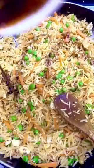 صورة لخطوة 3 من وصفة الارز الصيني بالخضار - اعادة تدوير الارز المطبوخ 🍚🇨🇳