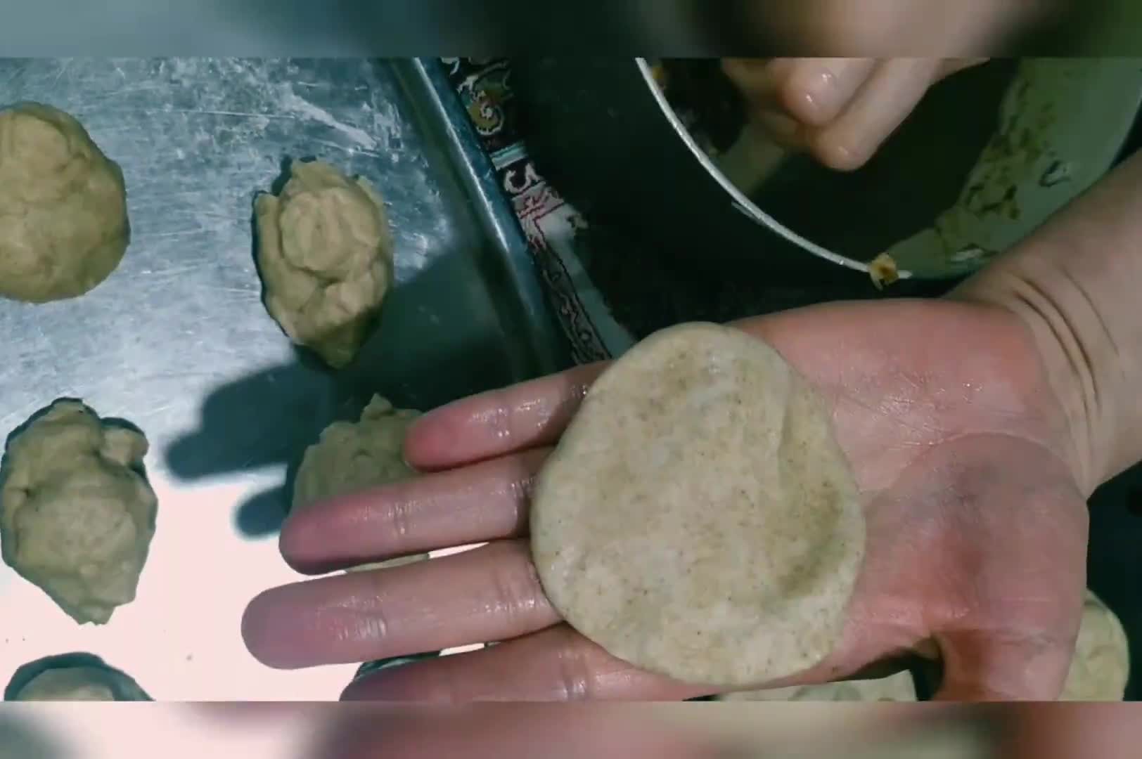 عکس مرحله 4 از دستور کلوچه خرمایی
