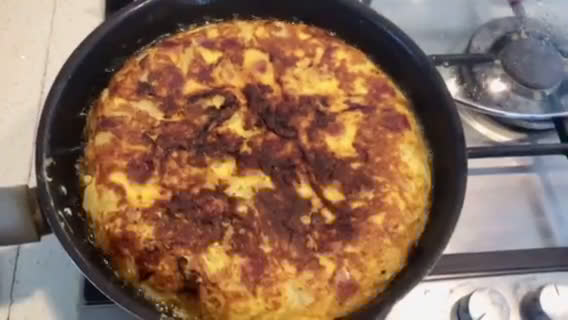 Foto del paso 12 de la receta: Tortilla de papas con salchichas