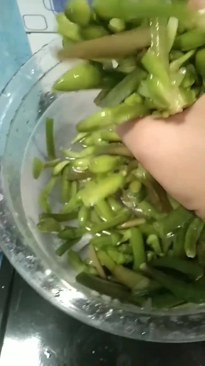 Foto langkah ke 4 dari resep Tumis sayur grendel/bunga genjer.