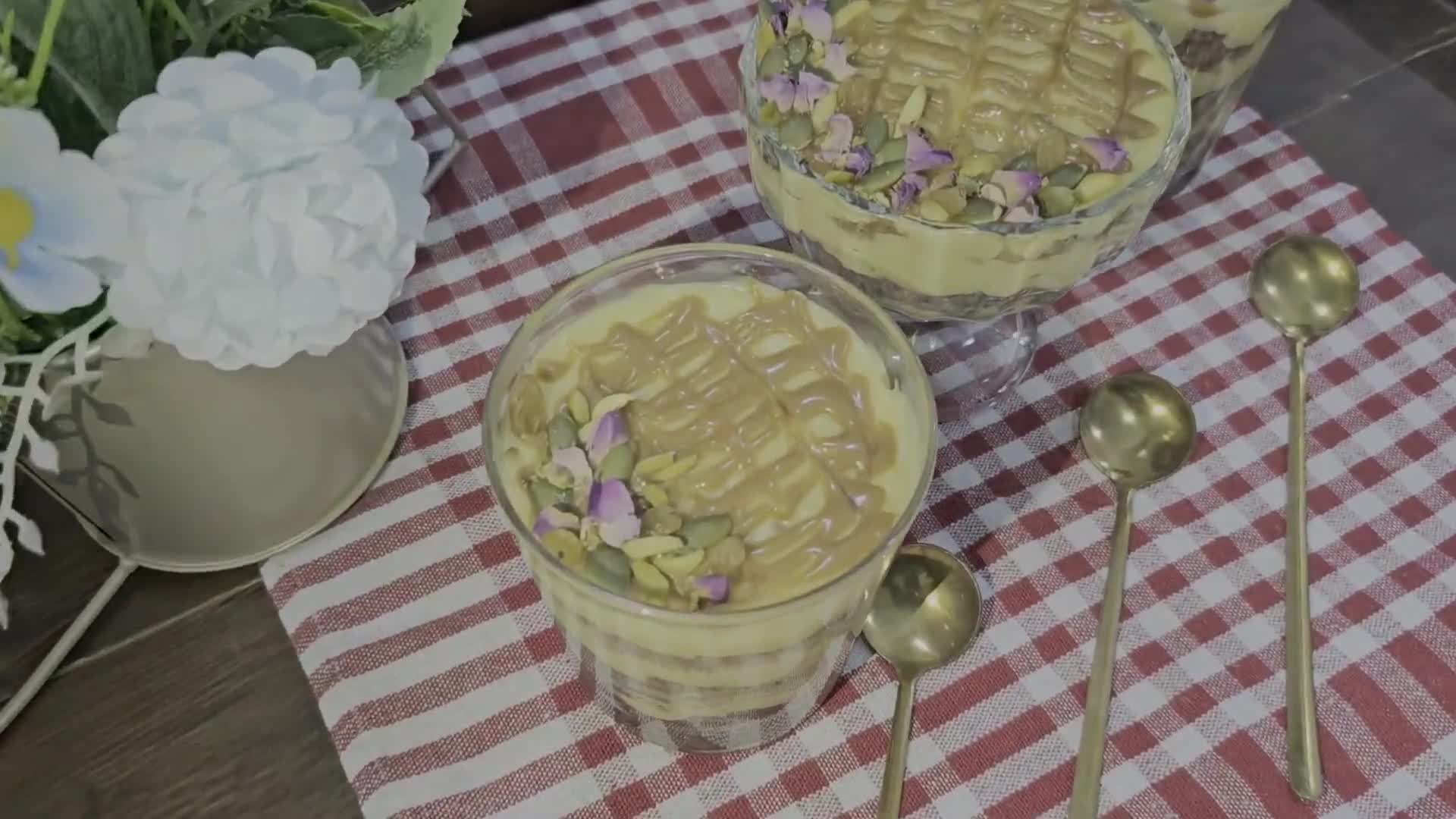 صورة لخطوة 7 من وصفة كاسات الكاسترد ببواقي الكيك 🍮🍰🍨