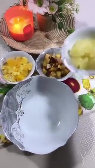 صورة لخطوة 1 من وصفة سلطة الخوخ والفواكه بالكاسترد البارد