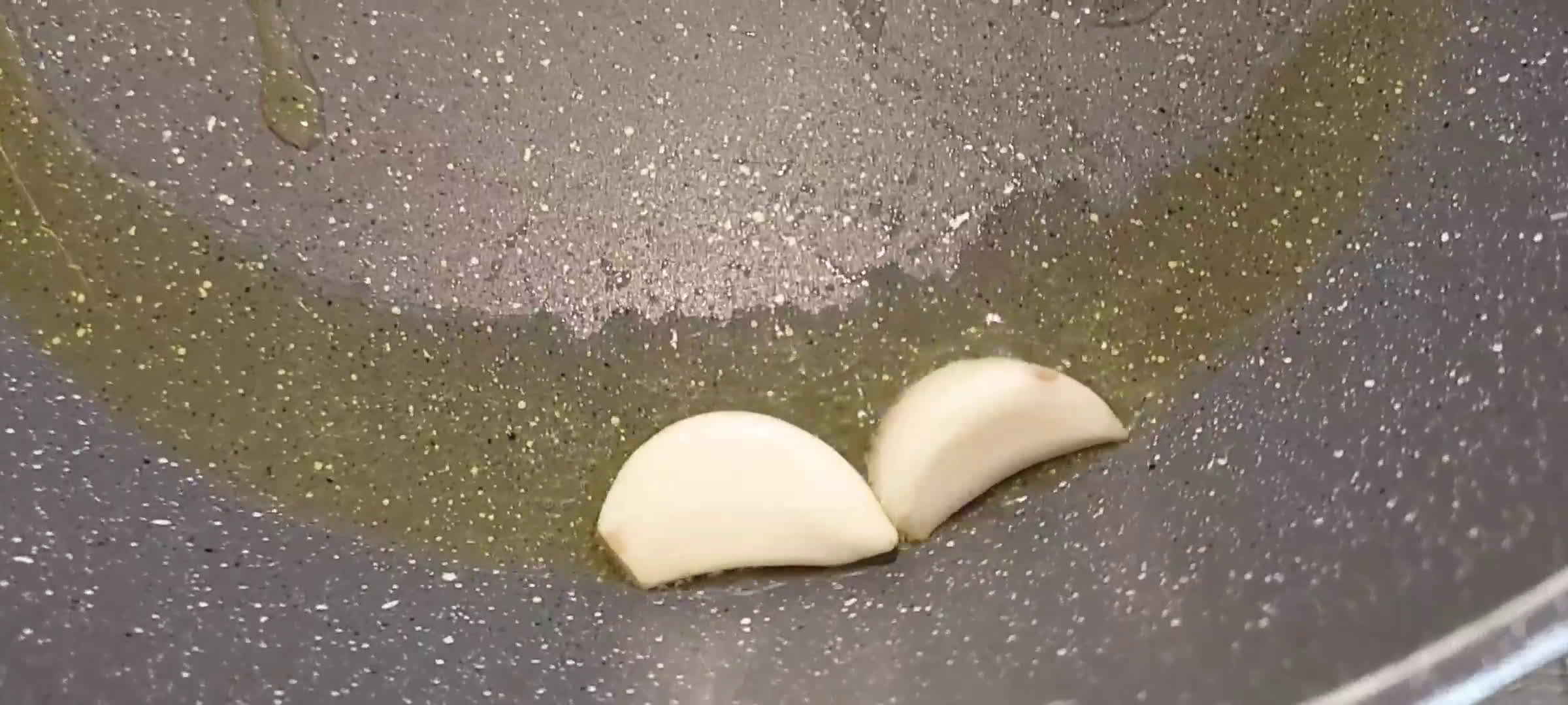 Une image de l'étape 1 de Pâtes au saumon et pesto de courgettes.