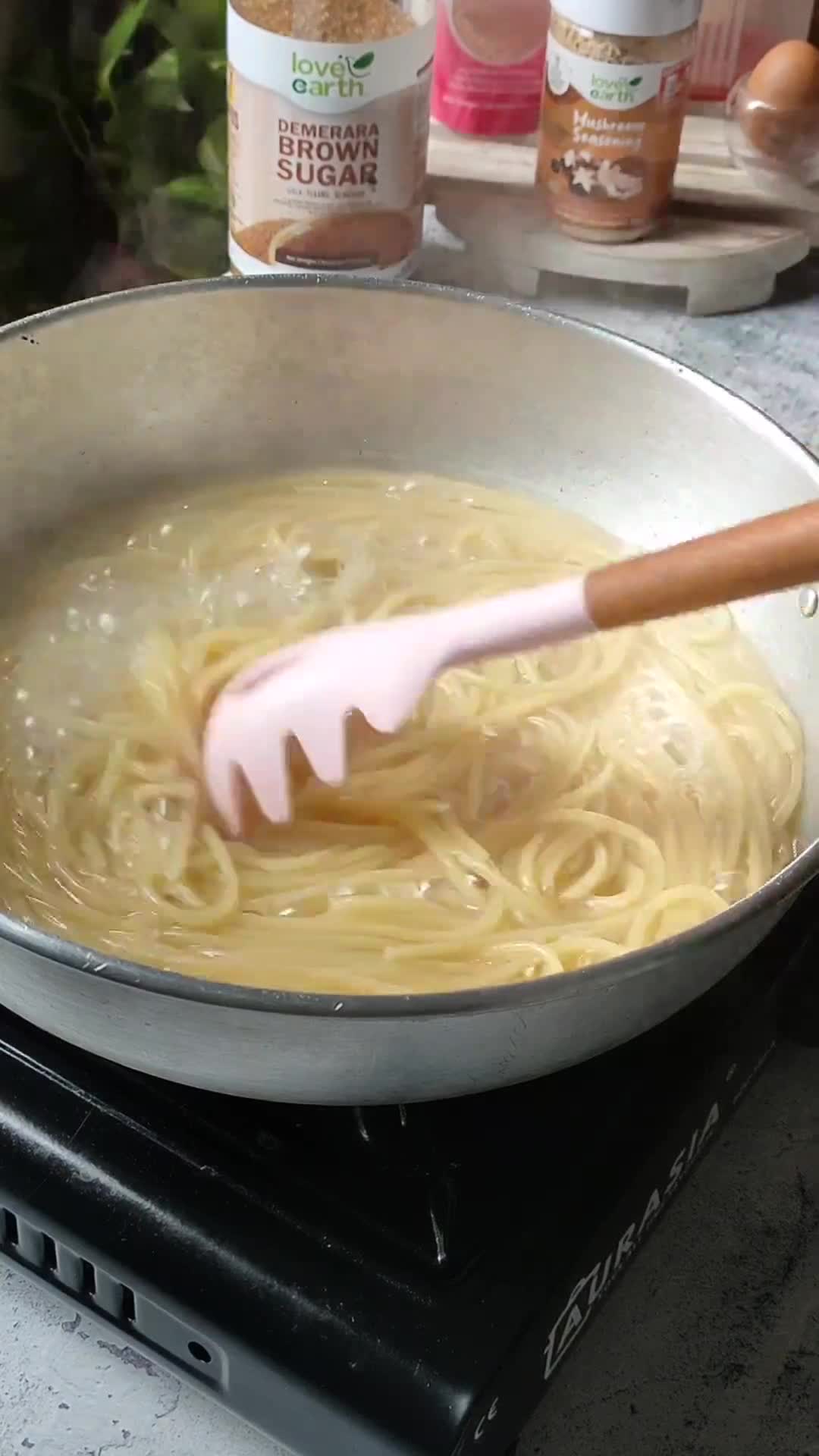 Gambar langkah 1 resipi Spaghetti Keju Telur Gulung.
