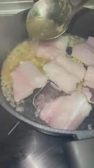 Foto del paso 3 de la receta: Lomos de Merluza y Gambas con Crema de guisantes 🫛