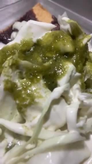 Foto del paso 4 de la receta: Tostadas de frijol 🫘 con col