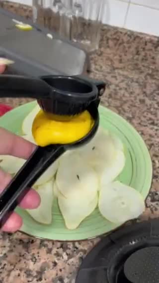 Foto del paso 1 de la receta: Ensalada de peras y aguacate 🥑 🍐 🍐 🥑