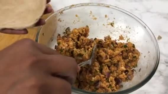 A picture of step 5 of Paneer potato paratha.