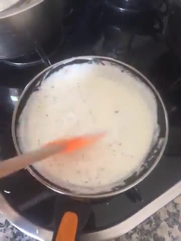 Foto del paso 2 de la receta: Espaguetis de 90cm con salsa de quesos