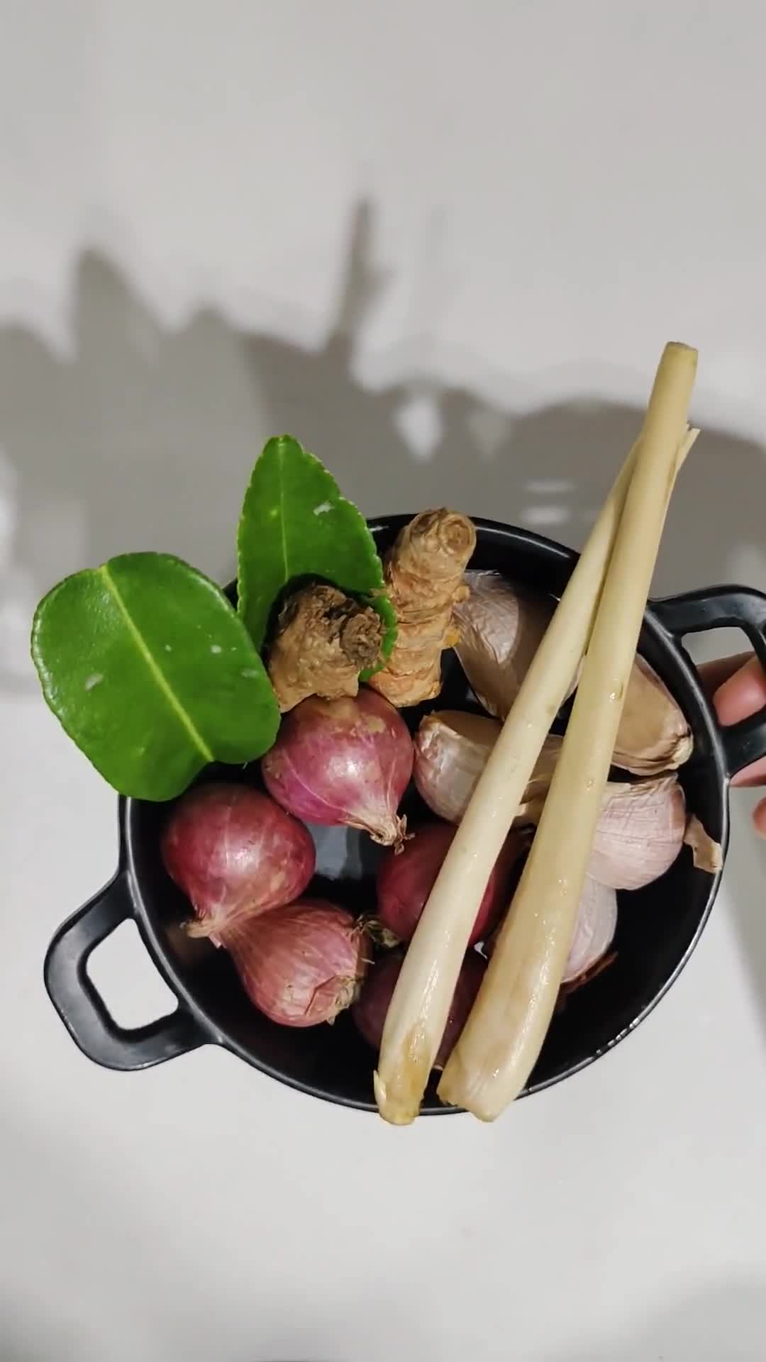 Foto langkah ke 1 dari resep Duo Kerang Bumbu Kuning.