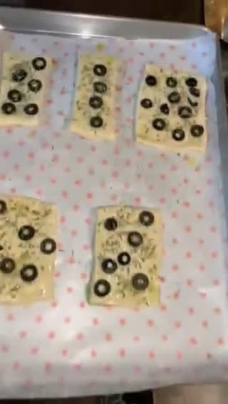 Foto del paso 6 de la receta: Ciabatta con relleno de Queso de cabra con especias, jamón serrano, espinacas y crema de balsámico