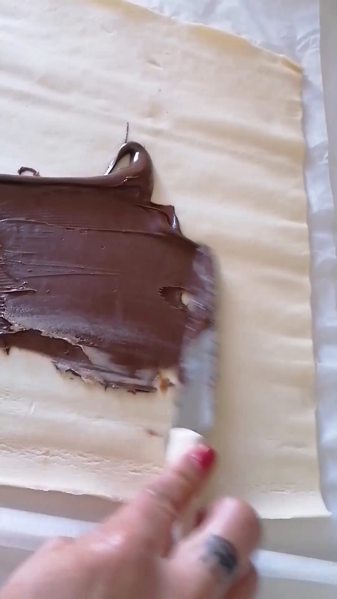 Foto del passaggio 1 della ricetta Rotelline di sfoglia alla Nutella e mascarpone ❤️🤍💚