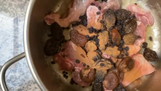 Une image de l'étape 2 de Côtelettes d’agneau 🥩🍋🥜🫘confites aux fruits secs🍯.