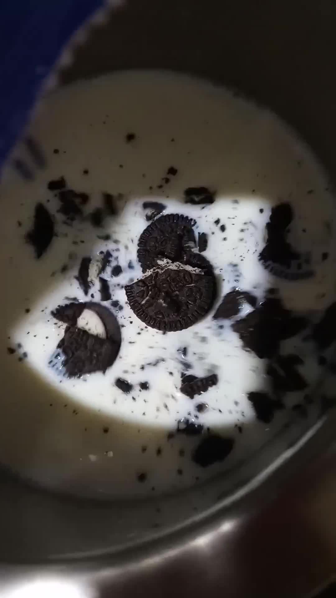 A picture of step 1 of Oreo Shake.