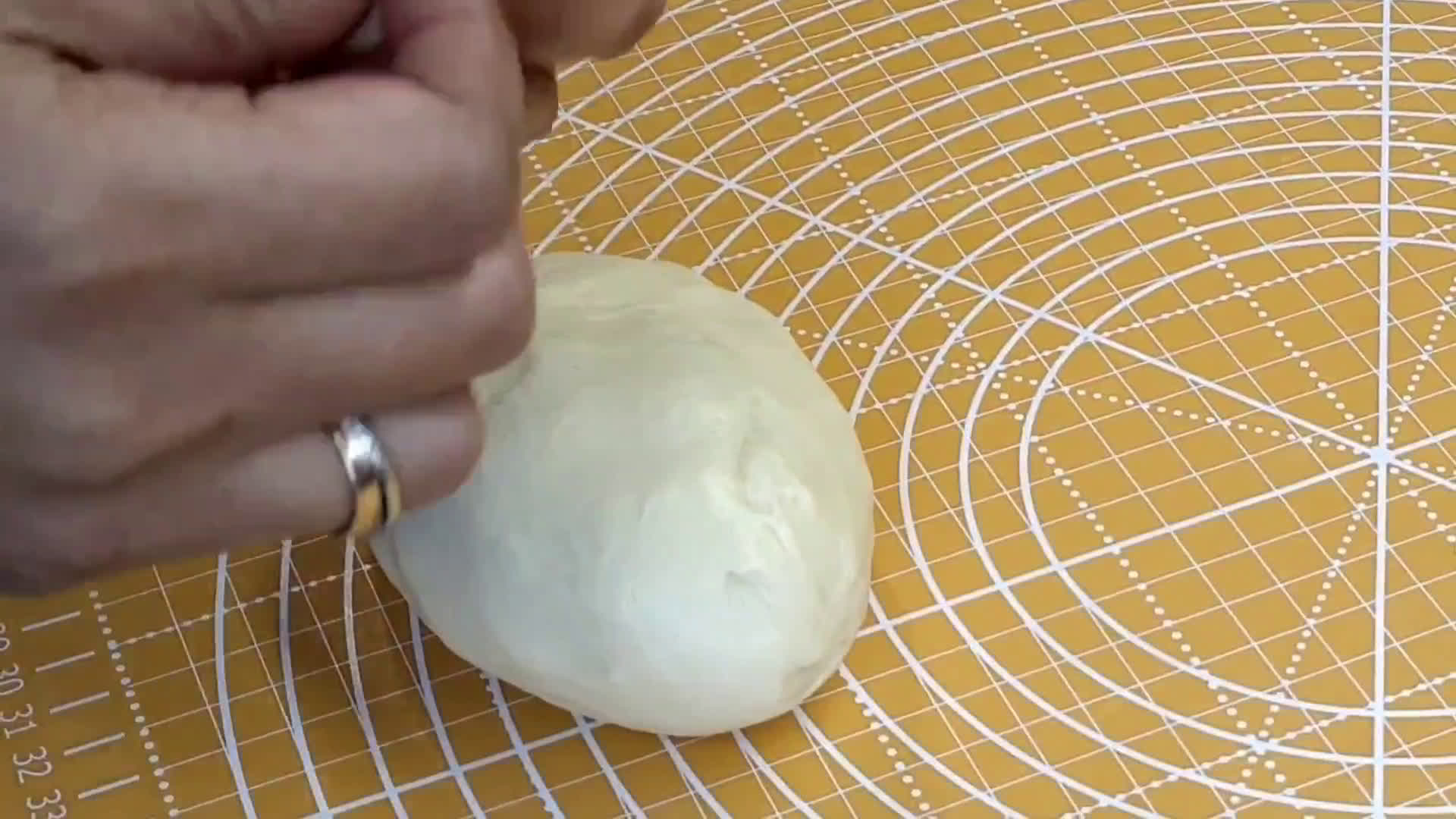 Foto langkah ke 5 dari resep Thousand Layers Mooncake (isi cokelat).