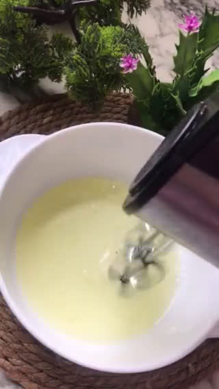 صورة لخطوة 2 من وصفة جينواز الميرانغ مضمونة النجاح 👌