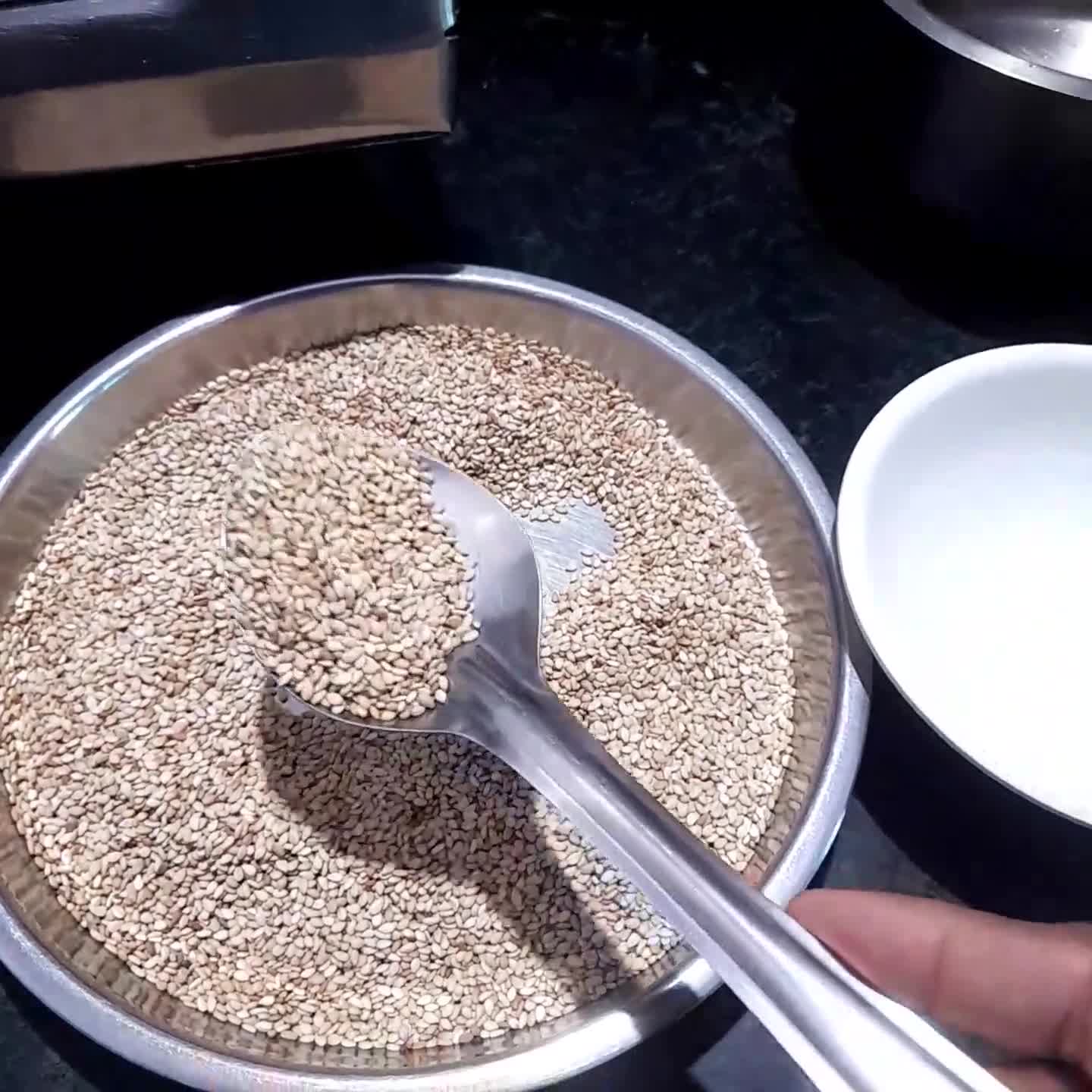 तिल मावा लड्डू रेसिपी चरण 1 फोटो