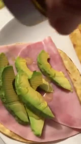 Foto del paso 5 de la receta: Wraps rápidos para cenar, de jamón cocido, con aguacate e higos