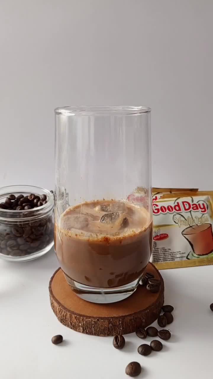 Foto langkah ke 3 dari resep Iced Vanilla Latte.