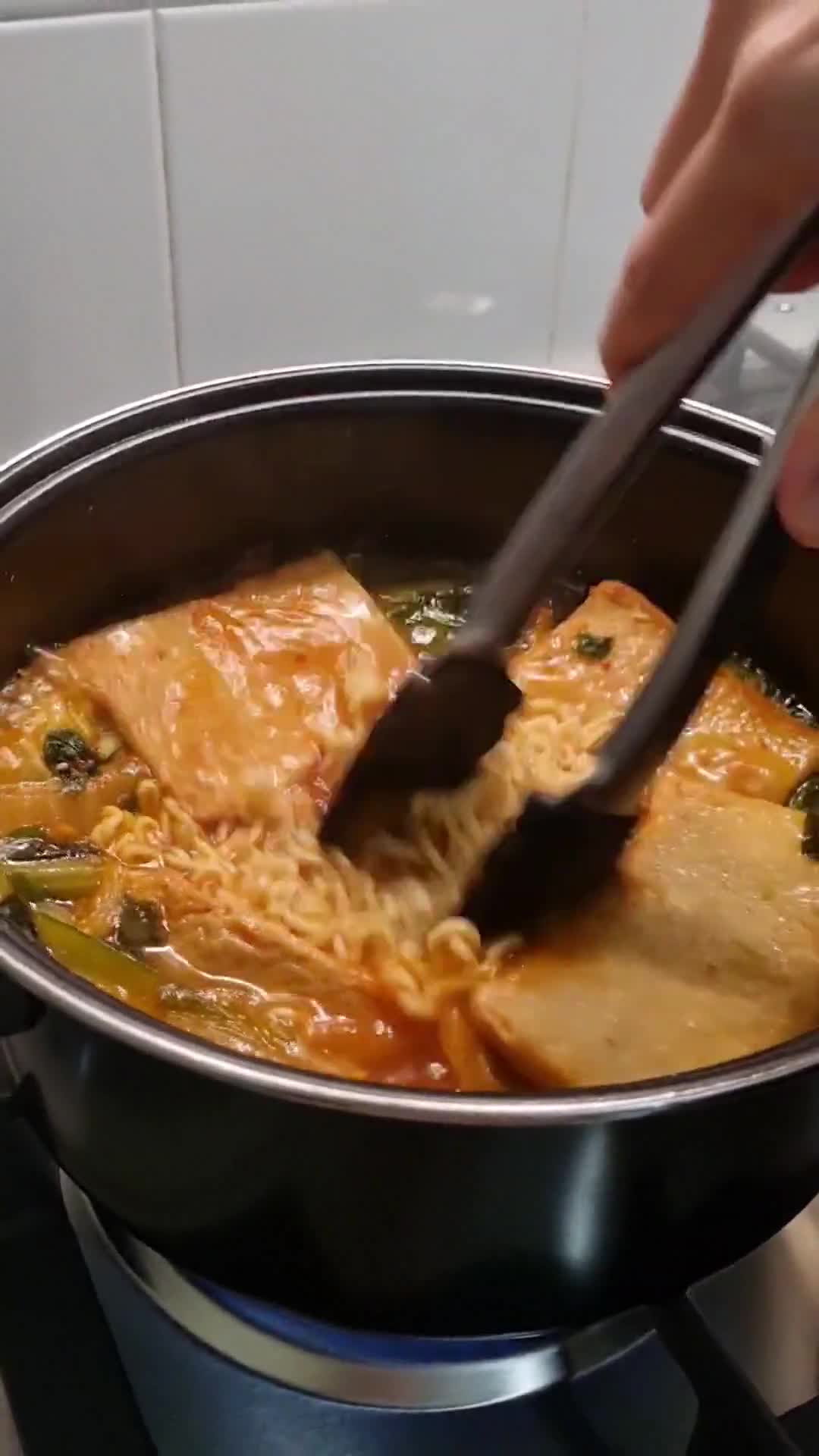 รูปขั้นตอนการทำที่ 3 ของ มาม่าเกาหลีกิมจิหม้อไฟกับออมุกและหมูสไลซ์