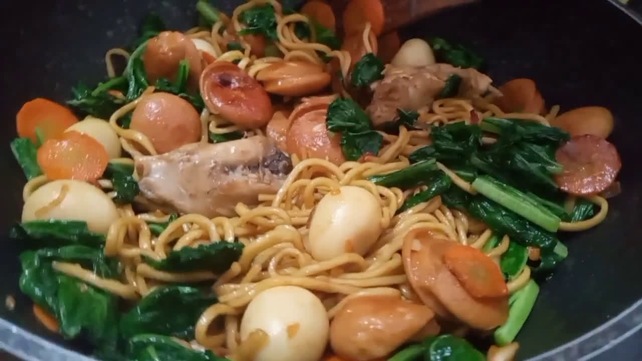 Foto langkah ke 5 dari resep Mie goreng Sosis telur.