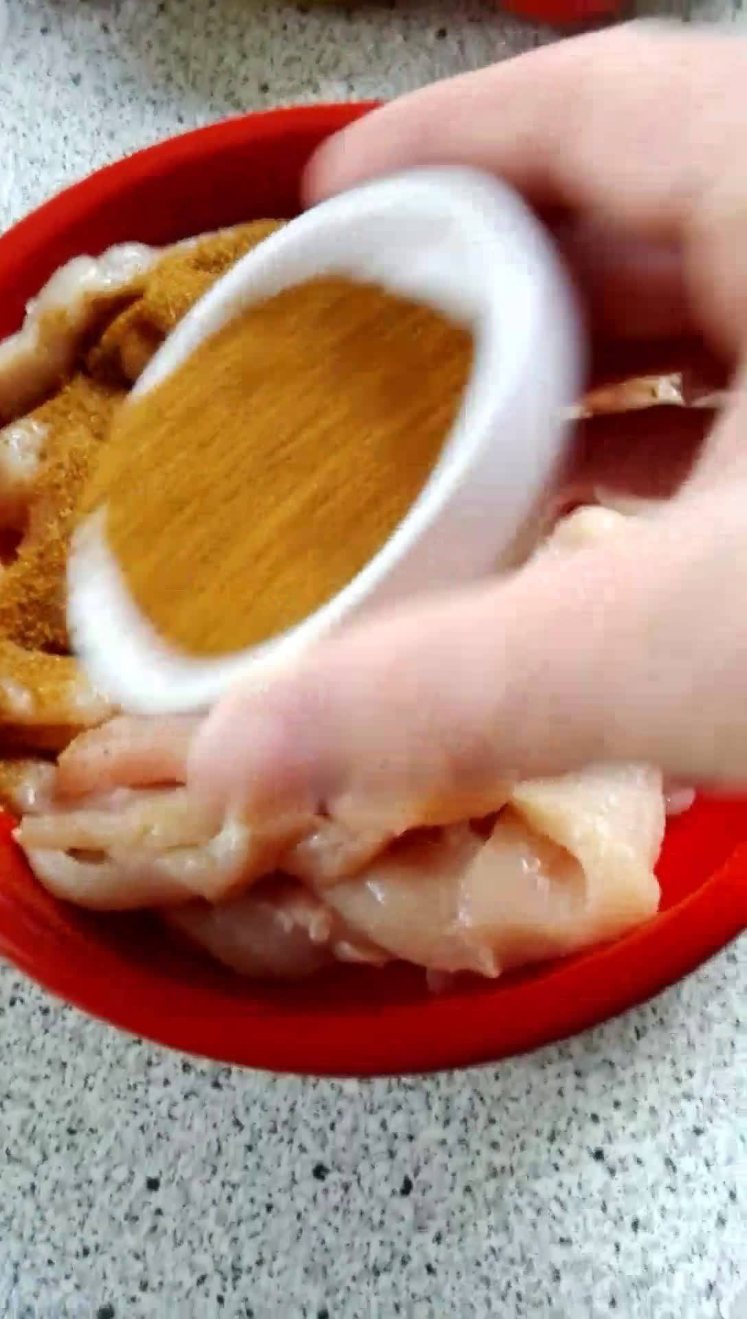 Foto del paso 2 de la receta: Gyros de pollo con repollo encurtido exprés servido en mesa