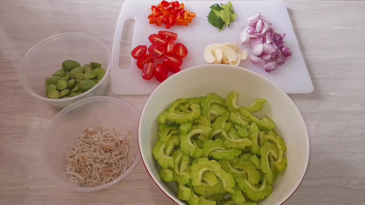 Foto langkah ke 1 dari resep Tumis Pare Petai dan Teri.